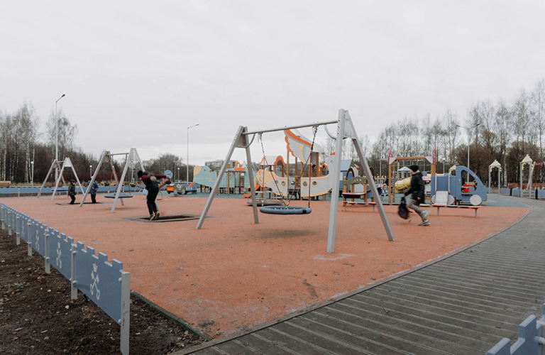 Мамочки одобряют? Прогулочная зона на Соколова-Соколенка и новые качели парка «Добросельский»