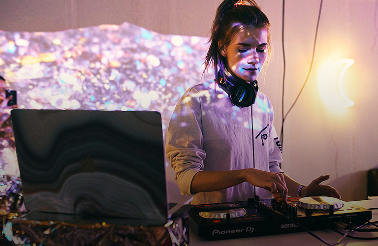 Диджеинг по-женски: владимирские девушки, проводящие ночи за пультом