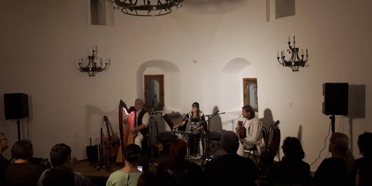 «Ночь искусств» в Суздале: музыка эльфов и мебельный детектив