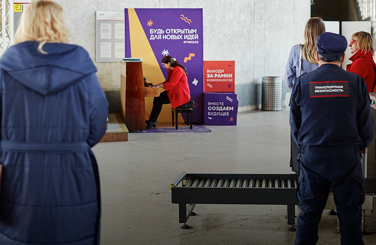 «Путешествие с музыкой»: раз в неделю на ж/д вокзале Владимира устраивают бесплатные концерты