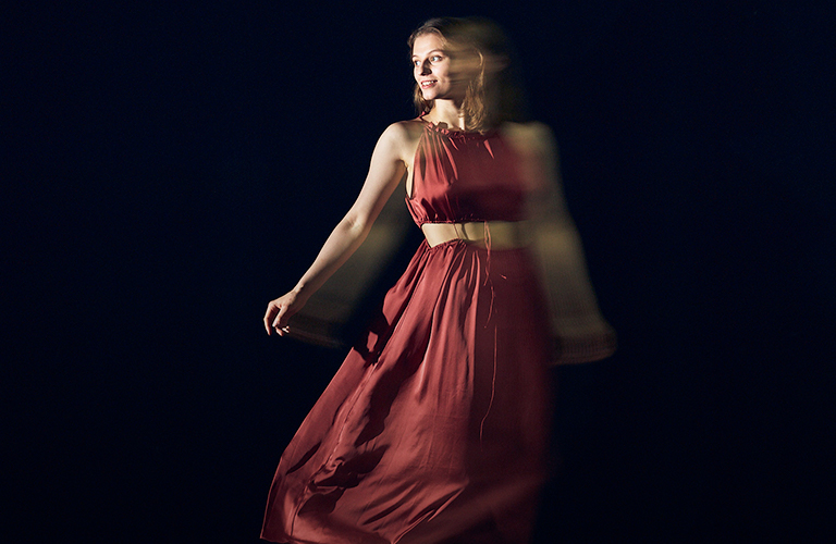 Стиль актрисы театра Елены Серегиной: платье-загадка и расслабленный casual