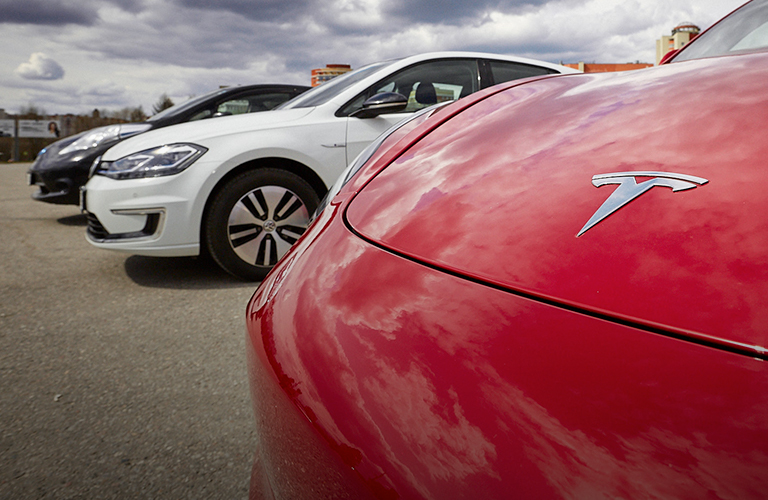 Tesla и все, все, все. У «Белого дома» прошла встреча владельцев электрокаров и гибридов