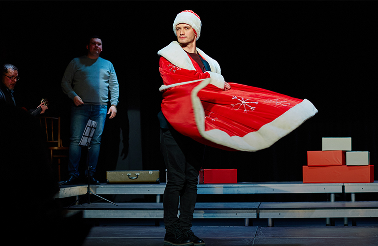 Моноспектакль «Как я провел эту зиму» - мюзикл с танцами Деда Мороза и конфетным дождем