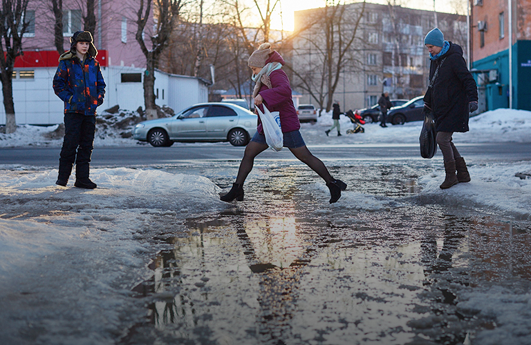 Прыжки через лужи – очередной квест по прохождению владимирских улиц