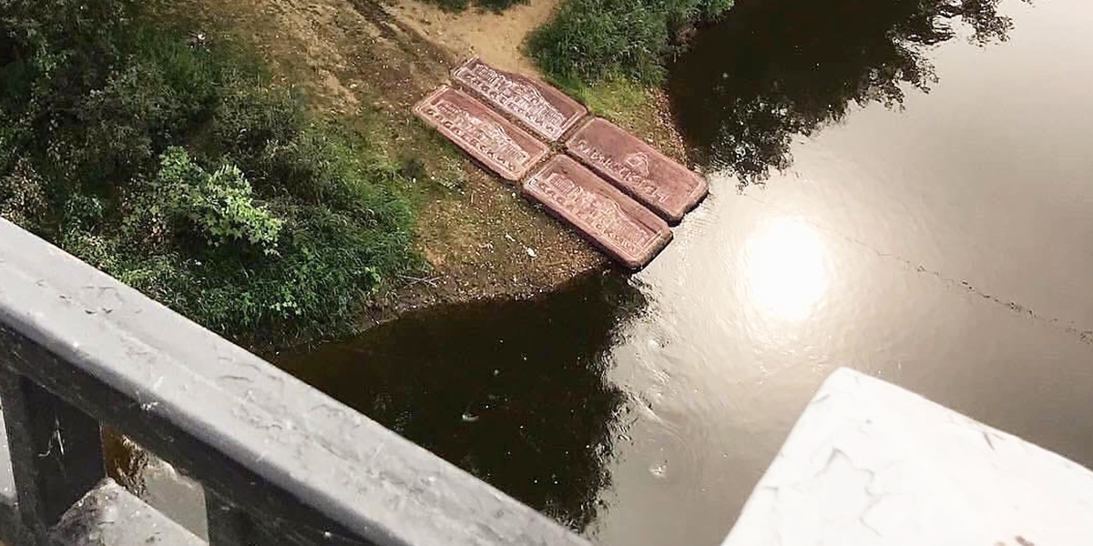 Не грязная, а шоколадная. На берегу Клязьмы появились «сладкие» плиты