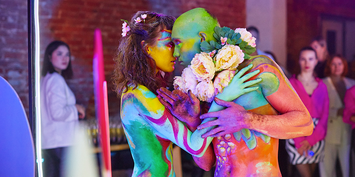 Райская вечеринка и обнажённые перформеры на пятом дне рождения фитнес-клуба «Атмосфера»