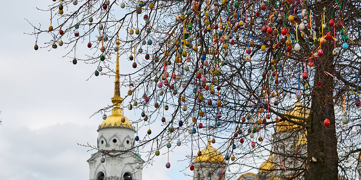 20 тысяч яиц украсили Пасхальное дерево у Успенского собора