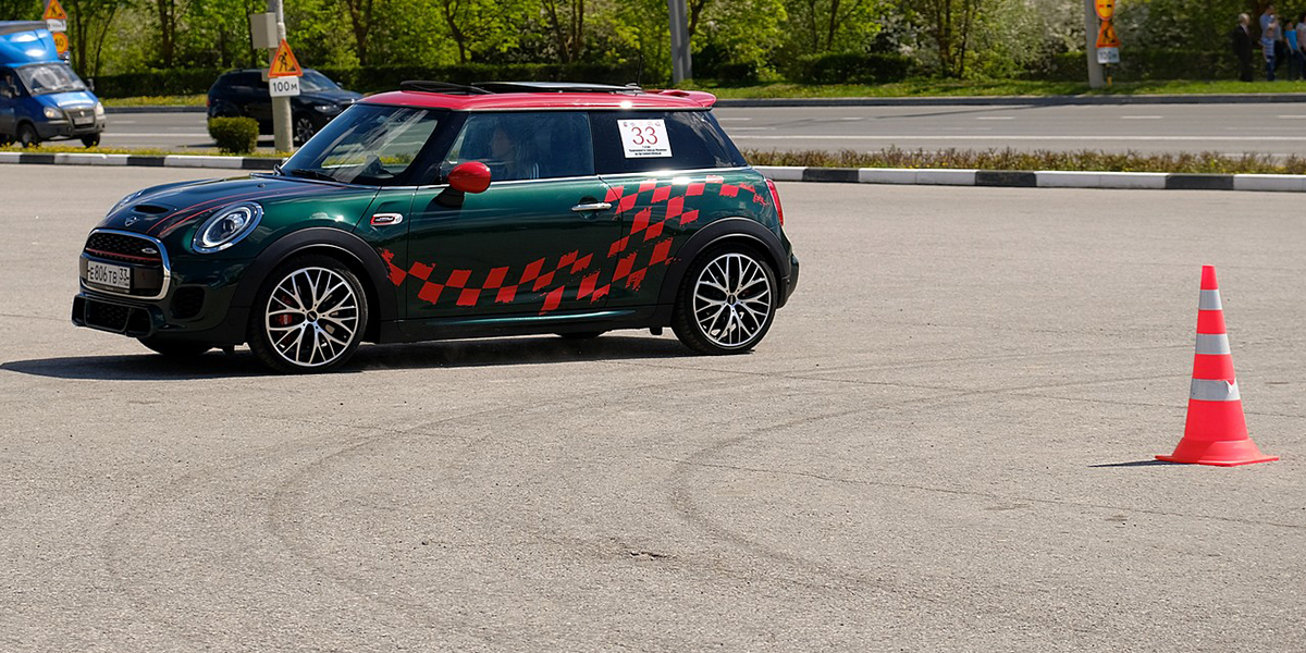 Жаркие гонки: чемпионат по автослалому впервые прошел перед «Белым домом»