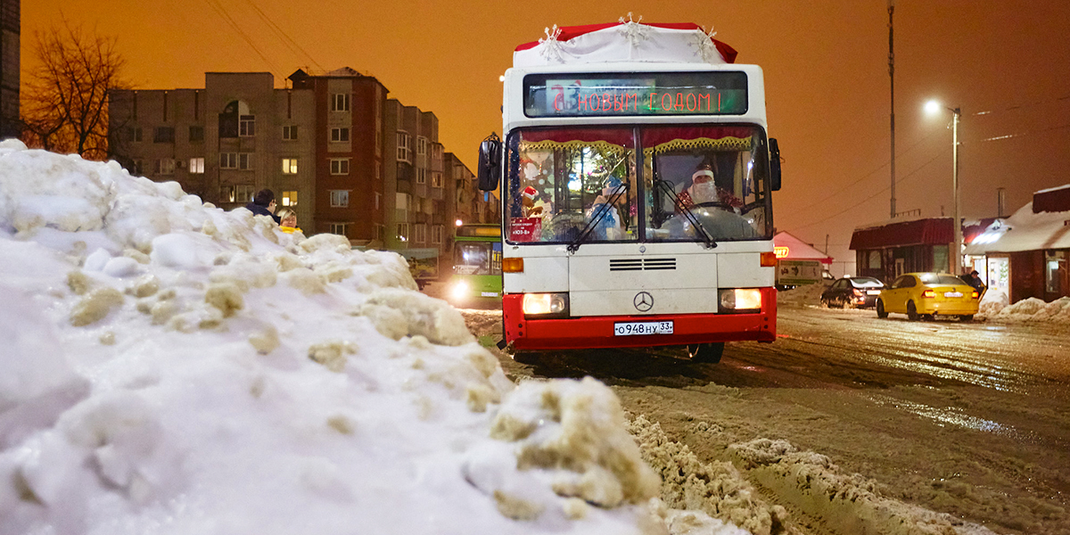 По Владимиру начал курсировать автобус в шапке волшебника на крыше и с Дедом Морозом за рулем