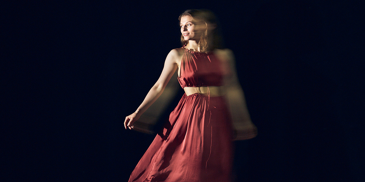 Стиль актрисы театра Елены Серегиной: платье-загадка и расслабленный casual