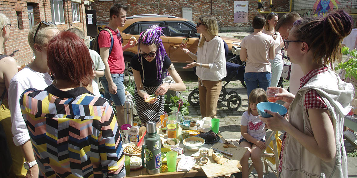 Горожане устроили завтрак во дворе офисного здания на улице Ильича