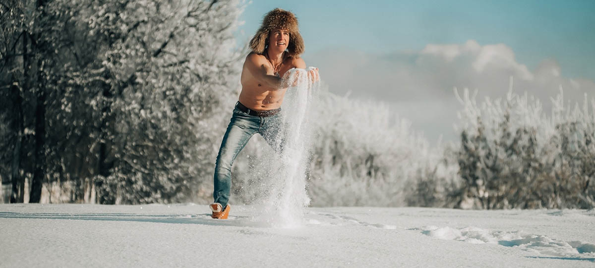 Закаленные, как сталь! 5 полуобнаженных мужчин, игнорирующих холод