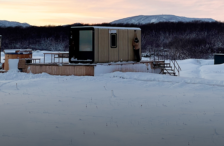 Глэмпинг из модульных домов на берегу Тихого океана — владимирский проект, реализованный на Камчатке