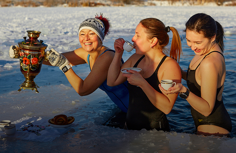 Прорубь, валенки да самовары: владимирские моржи открыли сезон вечеринкой a la russe
