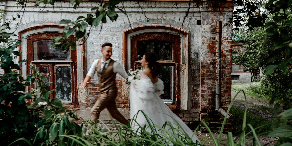 Свадьбы после самоизоляции с неклассическими невестами и рукопожатиями вместо поцелуев