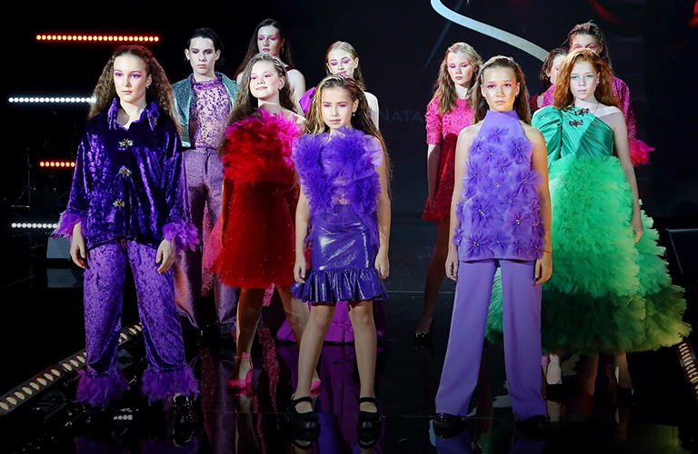 Парча, кружева и перья: коллекция владимирского дизайнера блистала на показе в столице