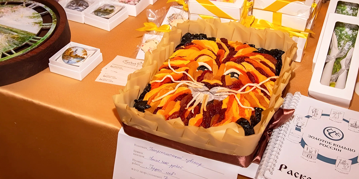 Картина из сухофруктов и монпансье с видами города. Какие владимирские сувениры стали лучшими в этом году?