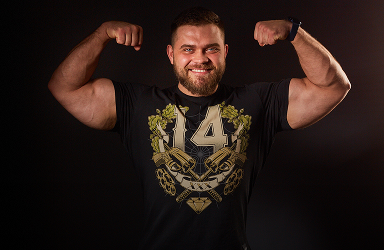 «На рубашке пуговицы отлетают», - бодибилдер Дмитрий Круглов о проблемах маскулинного стиля