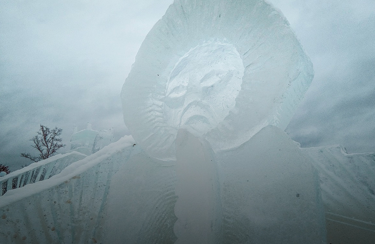 Огромные лужи и падающие с крыш глыбы льда: весенняя зима в регионе продолжится