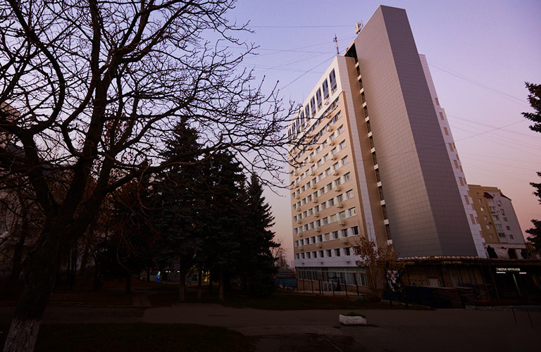 Баннер вместо окон и безликий фасад вместо символа эпохи. Как меняется Владимир?