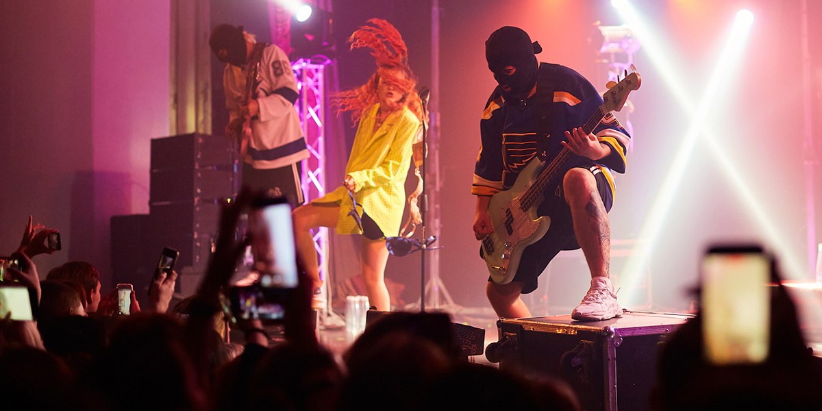 БДСМ-перформанс под гимны поколения зумеров, или Как прошел концерт «Кис-Кис» во Владимире