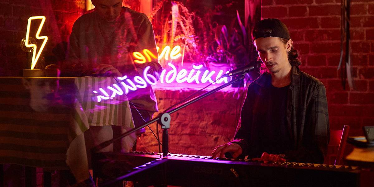 7 лет зарабатывать исполнением чужих хитов в ресторанах, чтобы развить собственный проект