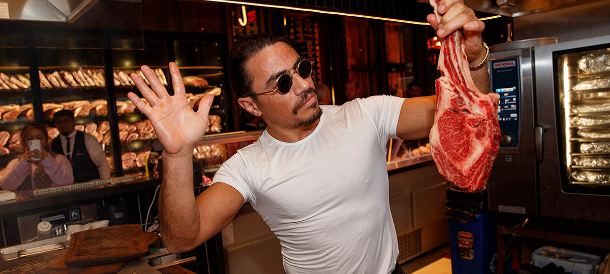 В гостях у виртуозного Salt Bae. Повар из мема покорил нашего бизнесмена