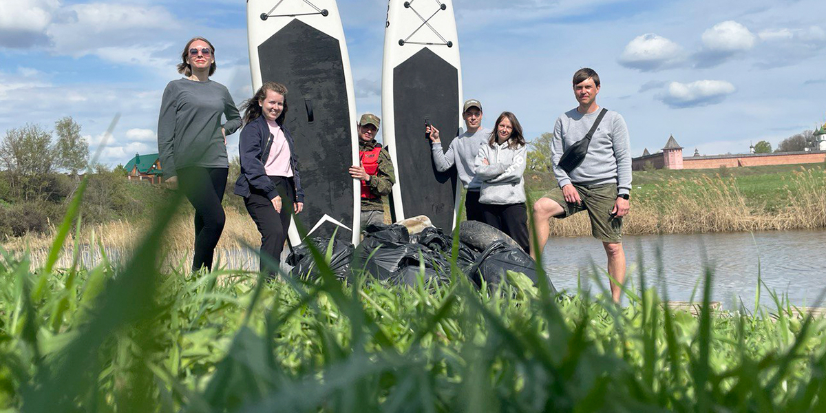 Экосплав на сапбордах. Суздальские активисты организовали на Каменке необычный субботник