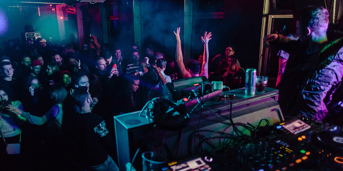 Голые танцы и горы битого стекла: клубный вышибала о ночной жизни владимирцев