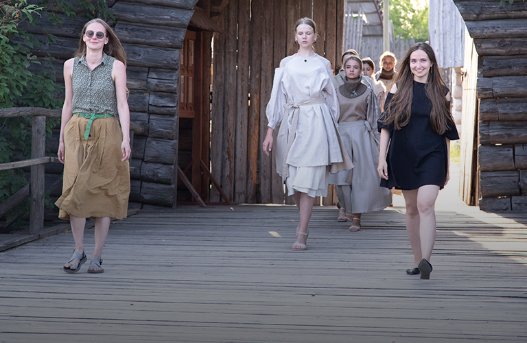 Пушистые спикеры и дизайнерские наряды: как прошел фестиваль ручного прядения в Суздале