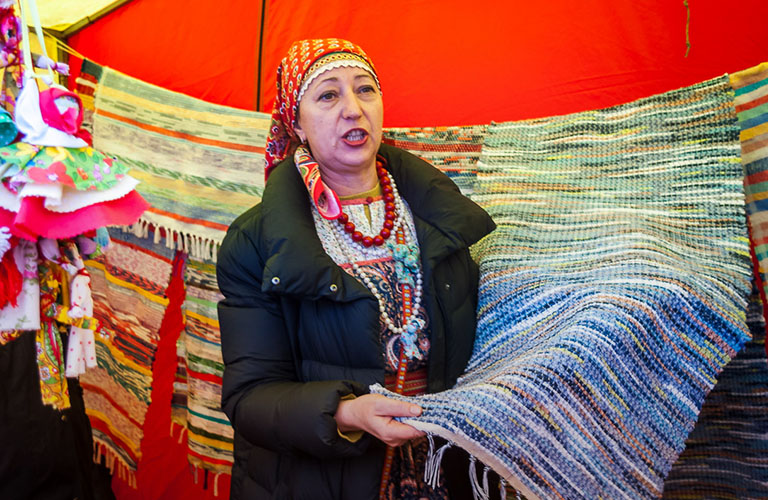 Козий сыр, старинные качели и половики на Евфросиньевской ярмарке