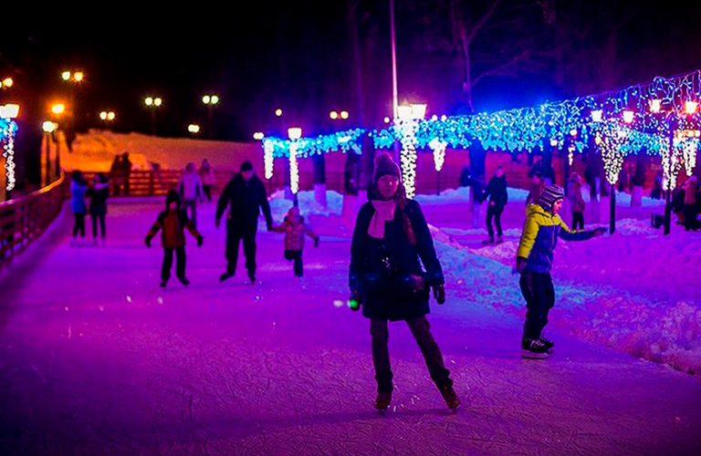 Огненное шоу, диджеи, фигуристы. Празднества на главном катке Владимира