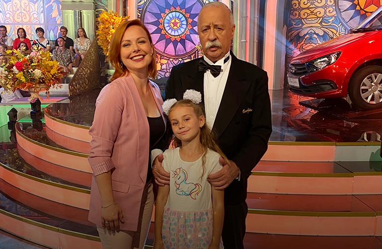 Жительница Владимира в программе «Поле чудес» удивила Леонида Якубовича подарками