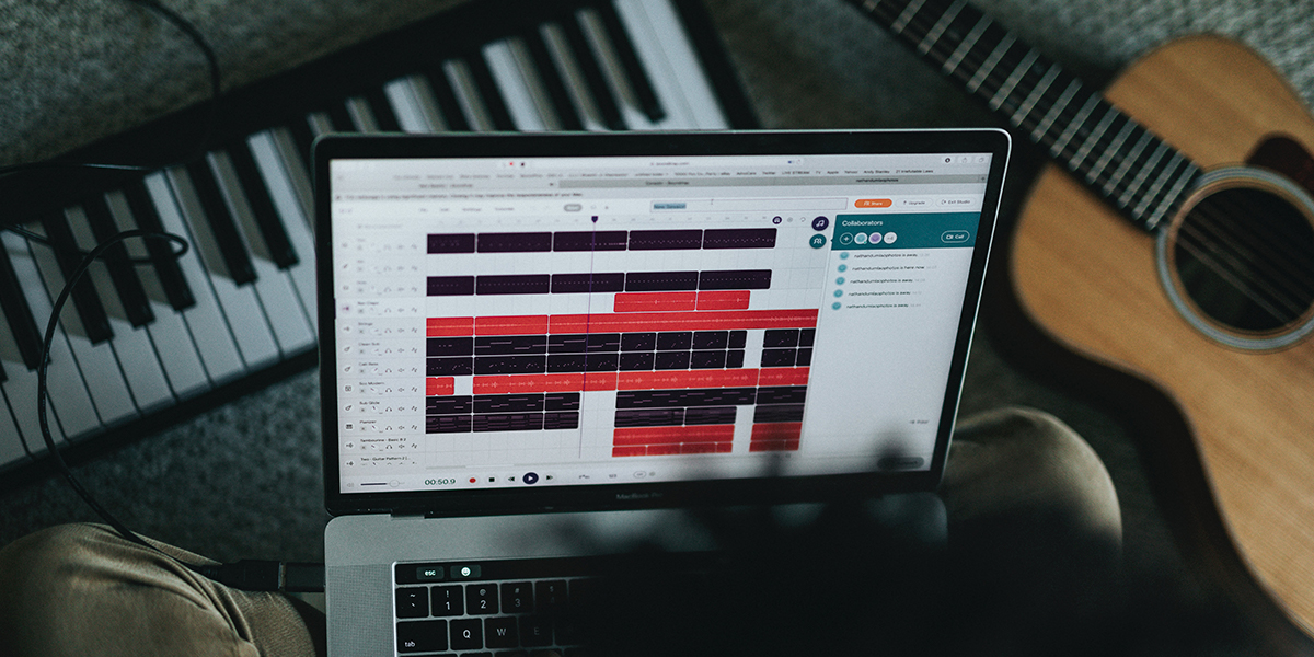 Кантри рэп и нейросетевое техно в свежей подборке летних релизов