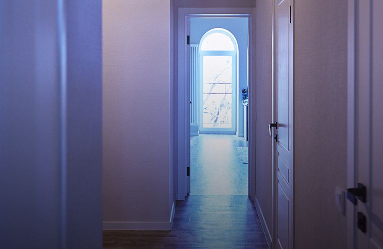 Превращение ветхой коммуналки в «сталинке» на Больших Ременниках в уютную квартиру с французскими окнами