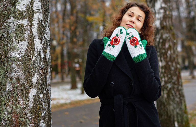 Мать варежек, создающая теплые изделия для ярких эмоций