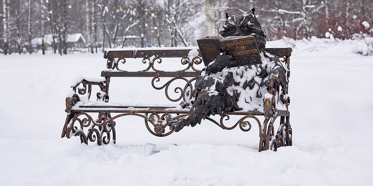 Маскот «Добросельского»: на парковой лавочке поселился кованый «Кот Учёный»