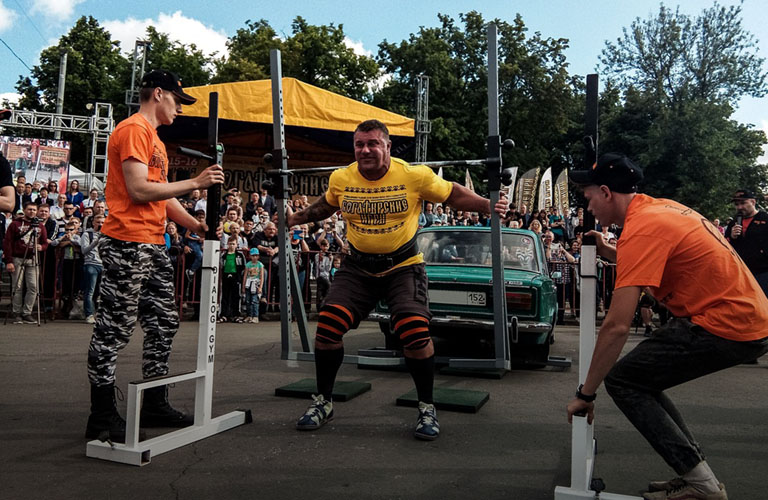 Экстремальный спорт: Мужики чуть не сломали «Жигули» на Соборке