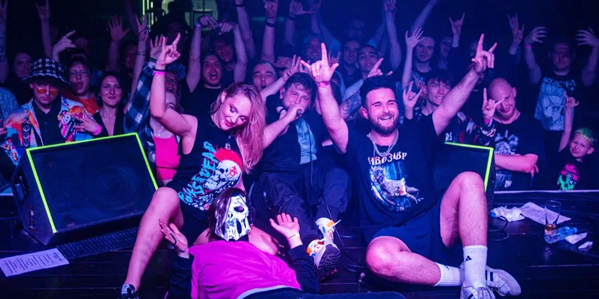 Розоволосая девушка за барабанами и симпатичная дама у микрофона: поп-панк атака ТипаFest-2