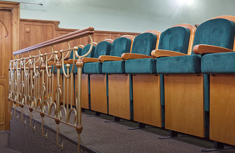 Занавес за два миллиона, кресла-трансформеры и другие новшества театра кукол