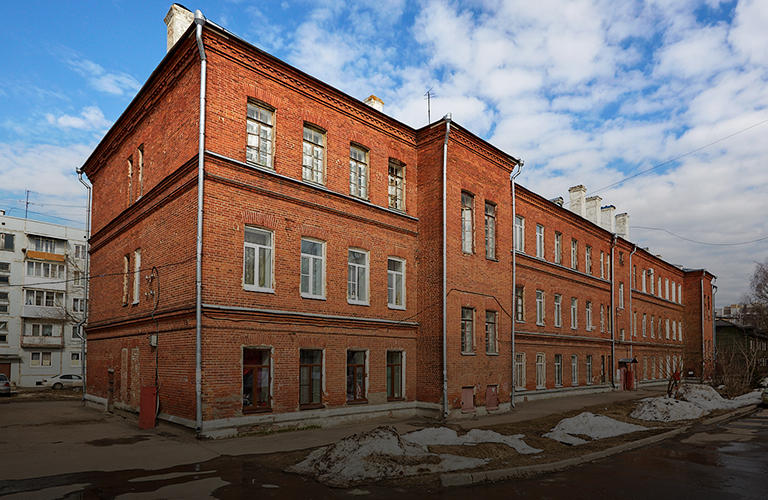Квартира в «гусарских казармах»: каково жить в доме, которому больше 130 лет