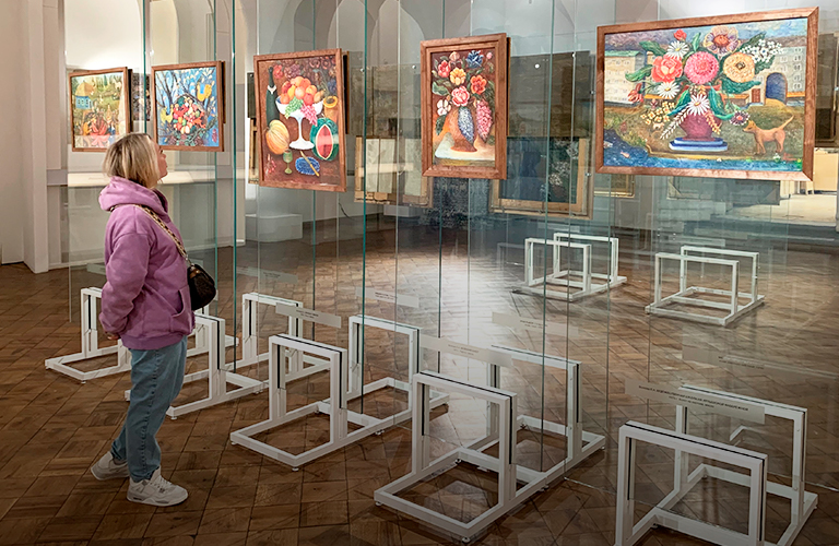 Вдохновленные Пиросмани: благоухающие цветы, русская деревня и сочные арбузы на выставке наивистов