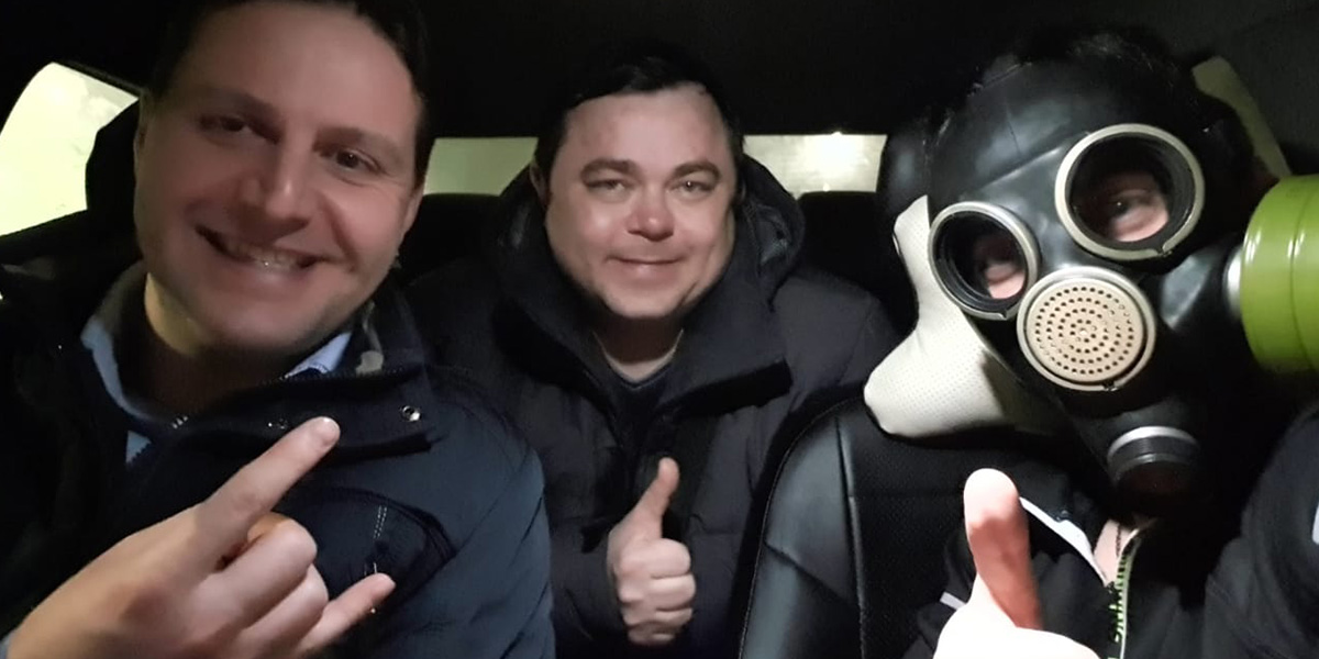 Владимирский селфи-таксист в противогазе на страже здоровья горожан