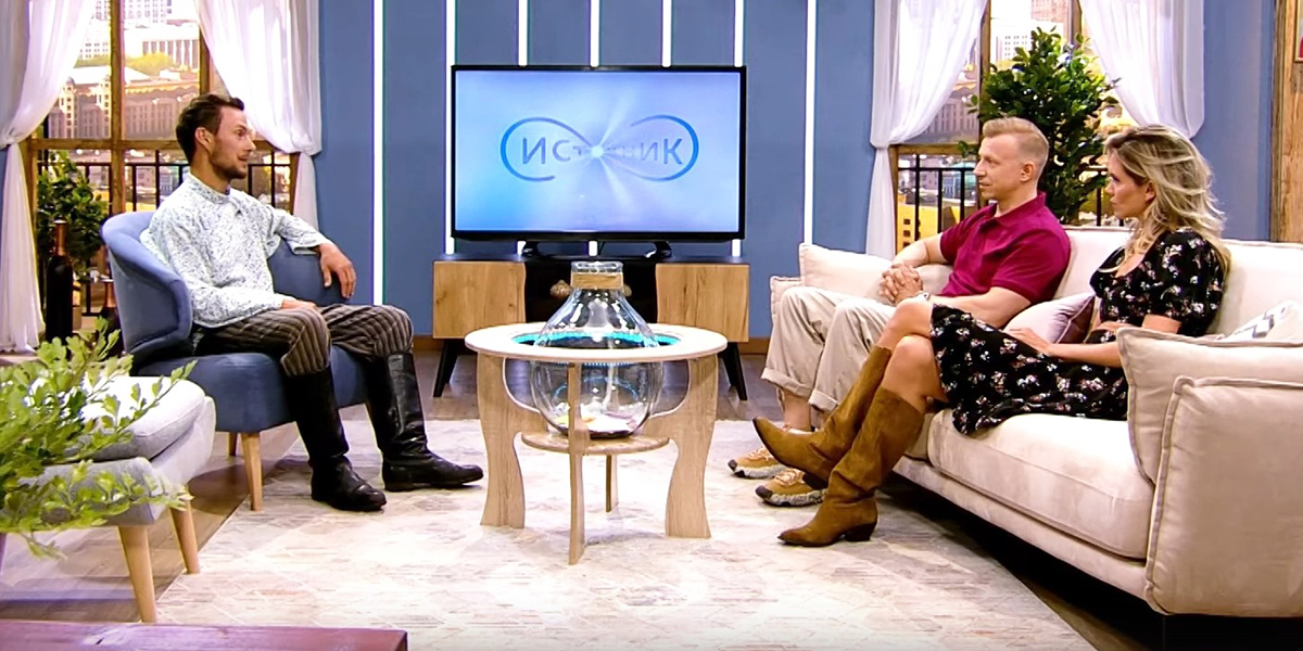 «Приехал в Москву и вырядился». Владимирский экскурсовод в костюме крестьянина на шоу Антона Комолова