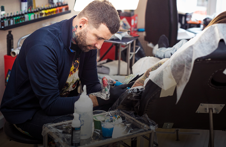 Антон Автономов про неловкие ситуации, странных клиентов и тату на интимных местах