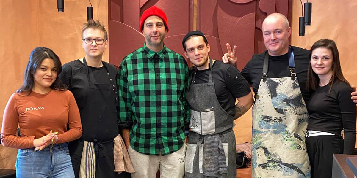 «Попробовали все»: Иван Ургант с компанией друзей отдыхал во владимирском ресторане