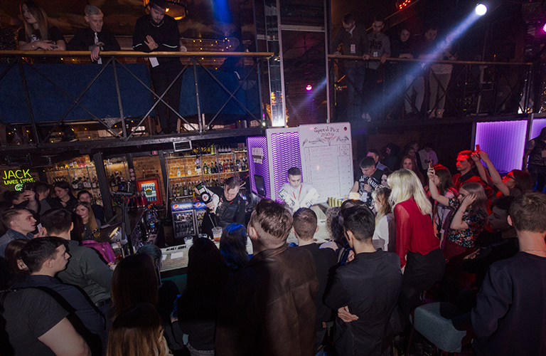 Владимирские бармены отметили профессиональный праздник парой сотен коктейлей