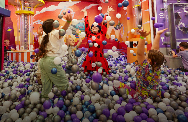 Неоновое шоу из бумаги и квизы. Готовимся к детским выпускным в Активити-Парке «Полярис»