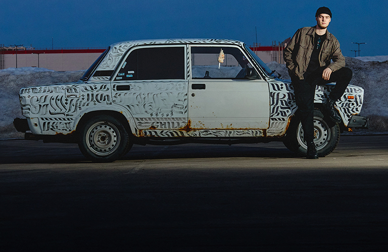 «Семерка» с каллиграфией в стиле Покраса Лампаса. Владимирец о тюнинге «разукрашки» на колесах