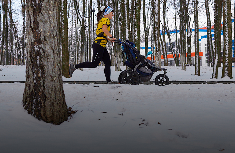 Бег с детской коляской: спортивный тренд от владимирской мамочки